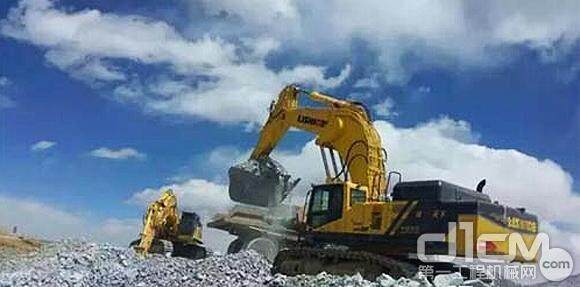 力士德挖掘机“掘战”5600米青藏高原显身手