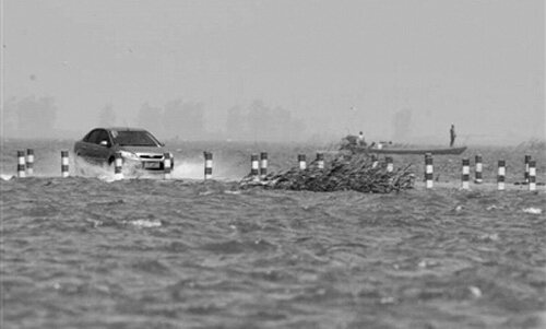 车辆行驶犹如水上漂移 江西现“最美水上公路”