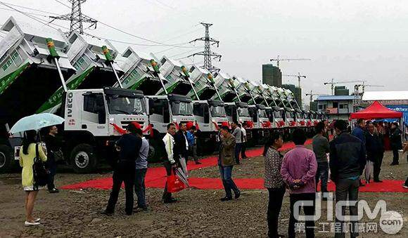 首批60辆红岩新型智能渣土车交付武汉渣土运输企业