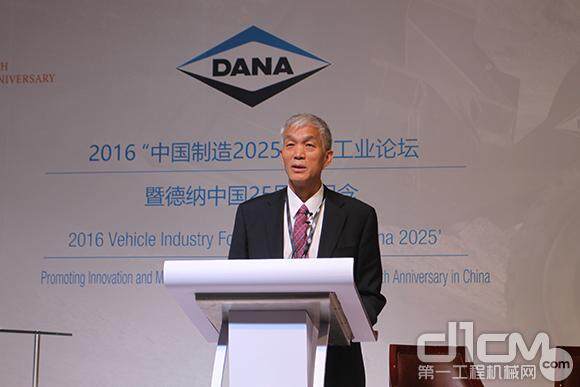 中国工程机械工业协会会长祁俊先生作了《中国制造2025及十三五规划对国内工程机械市场的影响》分析报告