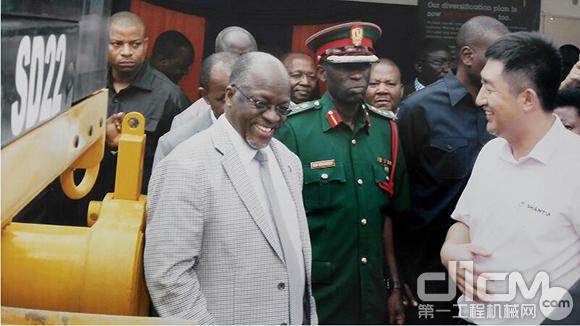 坦桑尼亚总统亲临2016国际工程设备展山推展位