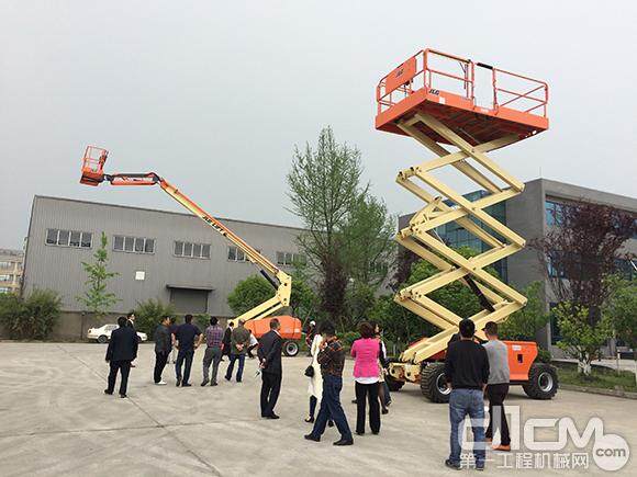 图为JLG高空作业安全路演现场，JLG专家对高空作业平台的操作和维修进行了讲解，并与现场来宾互动交流 