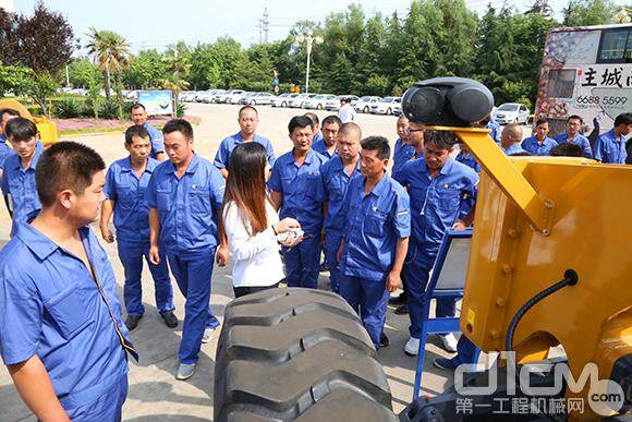 “全球好机手”走进徐工道路