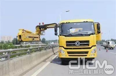 湘西北首台16米折叠式桥梁检测作业车在常德上岗