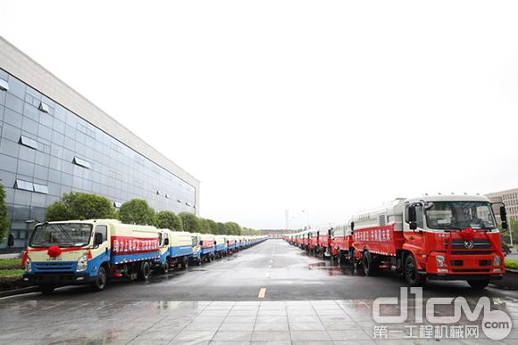 中联重科环卫车辆整齐排列 即将奔赴天津、上海