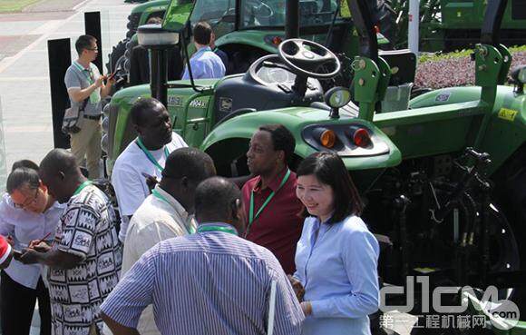 代表团现场了解中联重科农业机械产品