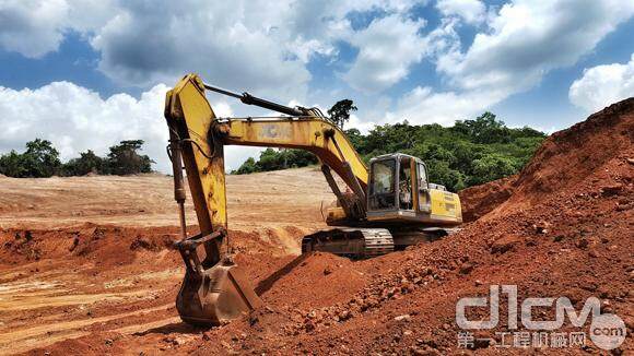 徐工挖掘机为非洲“cocoa之乡”修通致富路