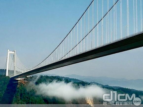柳工欧维姆公司参建亚洲最大钢箱梁悬索桥建设