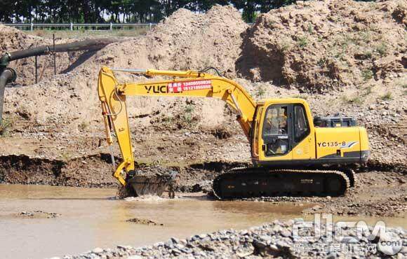 宋保升的玉柴YC135-8挖掘机在河滩进行作业