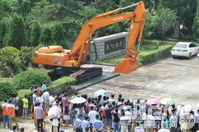 日立建机员工家属观看公司二十年前生产下线的第一台设备（1号机）表演