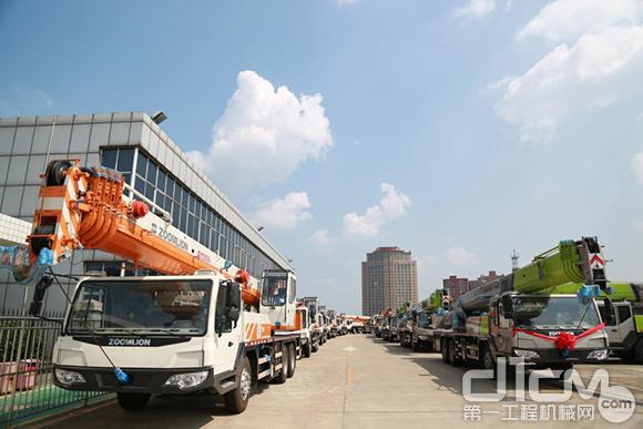 中联重科起重机产品整齐排列 准备启程发往印度尼西亚