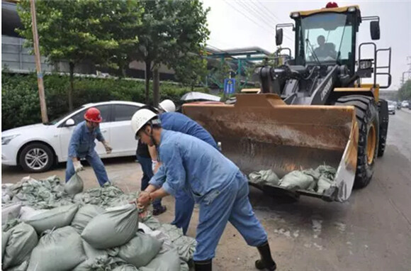 徐工装载机勇担大任，方大集团九江萍钢抗洪抢险队奔波在江西抗洪第一线