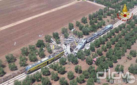 卡特彼勒挖掘机参与意大利火车相撞事故救援
