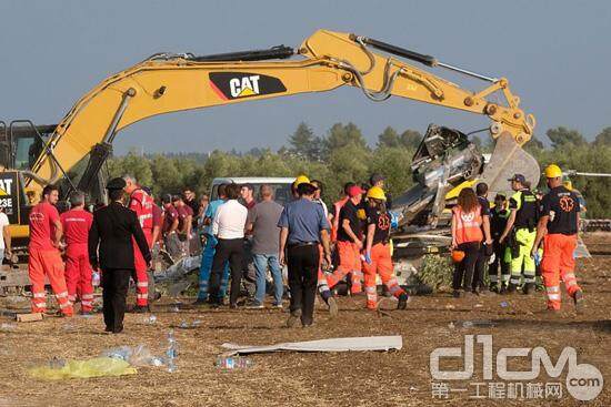 卡特彼勒挖掘机参与意大利火车相撞事故救援