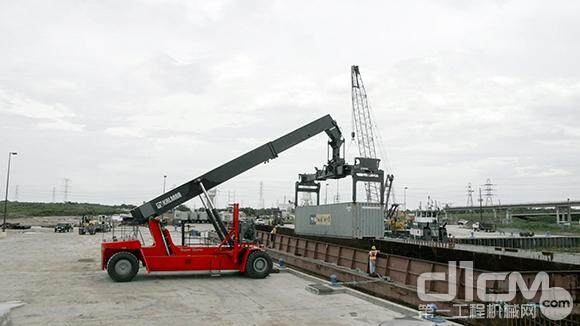 卡尔玛交付超级Gloria正面吊至美国德克萨斯州JR多式联运绿色交通港
