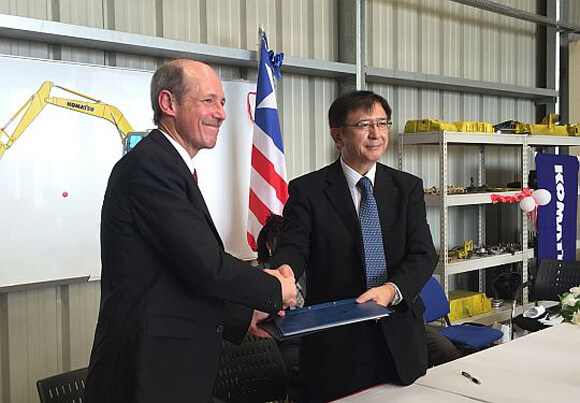 UNIDO的董事总经理Philippe Scholtes（左）与日本政府代表吉田馨（右）签署协议