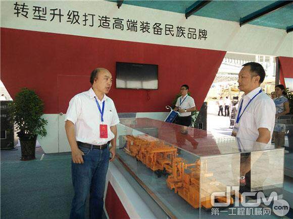 中国铁建重工集团有限公司副总经理、新疆公司执行董事、党委书记刘海华在中国铁建展台上参观。