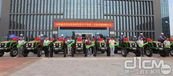 中联重科向芜湖灾区捐赠大批拖拉机