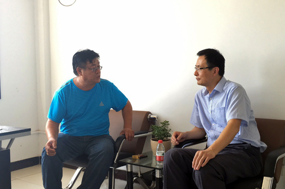 约翰迪尔中国区市场销售总经理郎云（右）与客户张总亲切交谈