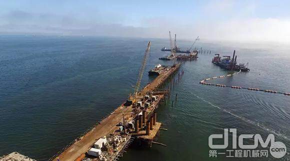 徐工履带起重机群助力非洲某港口建设