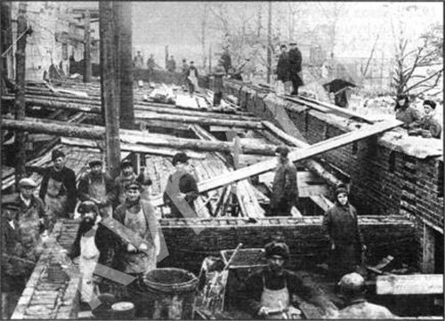 30年代初，工人和志愿劳动者们正在建设厂房，以扩大科夫罗夫挖掘机工厂的规模