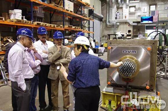上图为在美国CTL结构实验室，欧维姆公司试验人员向印度客户介绍试验情况。