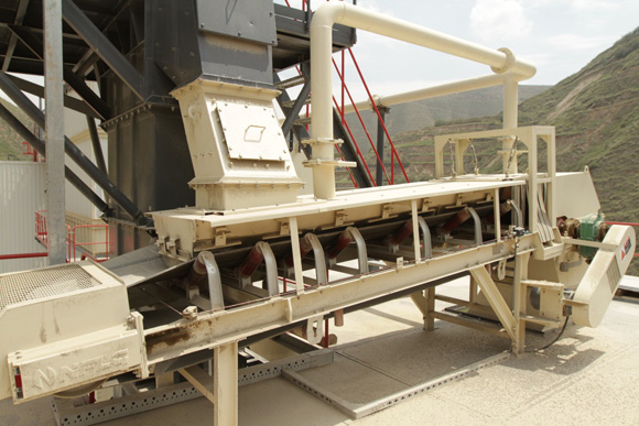 南方路机V7机制砂设备的一个环保细节在于，在原料上料输送皮带上设置除尘口
