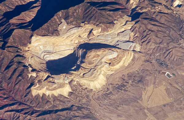 太空中拍摄的宾汉姆峡谷铜矿坑