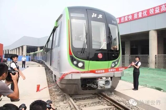 最能装”列车亮相北京地铁16号线 车厢宽3米