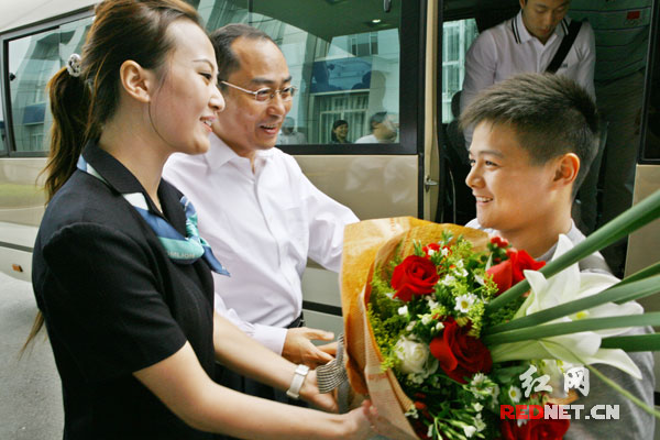 中联重科董事长詹纯新（左二）迎接奥运冠军、中联重科荣誉员工龙清泉（右）