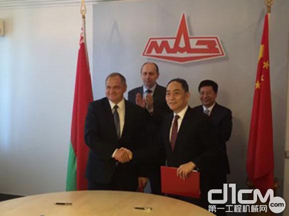 在白俄罗斯工业部部长沃夫克（左二）和湖南省省长特别代表、长沙市委副书记、市长胡衡华（右一）的见证下，MAZ集团董事长卡杰林奇（左一）与中联重科董事长詹纯新（右二）签署战略合作协议