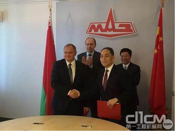 在白俄罗斯工业部部长沃夫克（左二）和湖南省省长特别代表、长沙市委副书记、市长胡衡华（右一）的见证下，MAZ集团董事长卡杰林奇（左一）与中联重科董事长詹纯新（右二）签署战略合作协议。