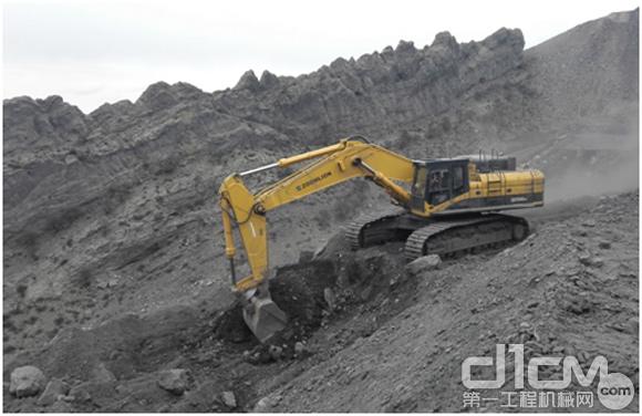 中联重科ZE700ESP挖掘机正在作业