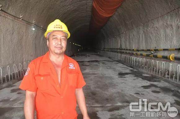 胡师傅是中铁隧道集团立新隧道横洞混凝土操作工