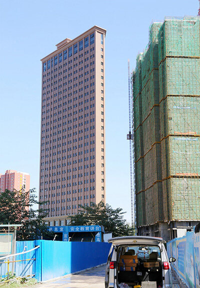 河南省郑州市桐柏路附近一栋高楼因为从侧面看非常窄，被市民成为“纸片楼”。