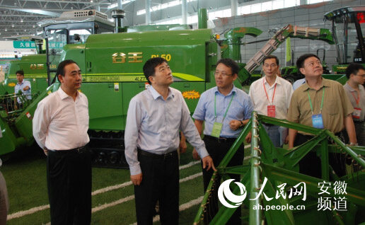 安徽省副省长方春明详细了解中联重科农机产品