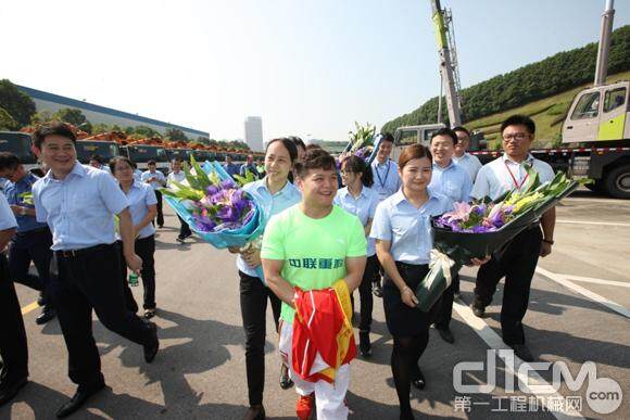 龙清泉兴致勃勃地参观中联重科