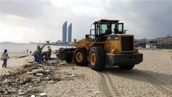 机场旁海边垃圾真多——重建家园，你我同行