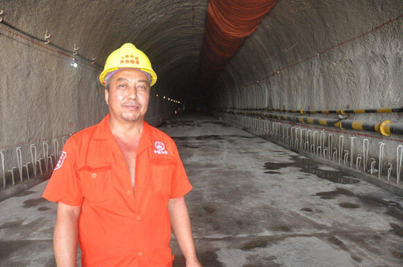 胡师傅是中铁隧道集团立新隧道横洞混凝土操作工