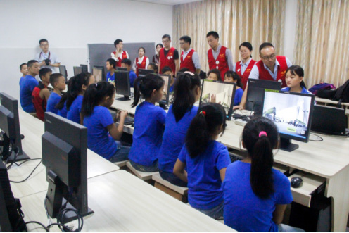 中联重科志愿者们为孩子们调试电脑 并为他们进行基础培训