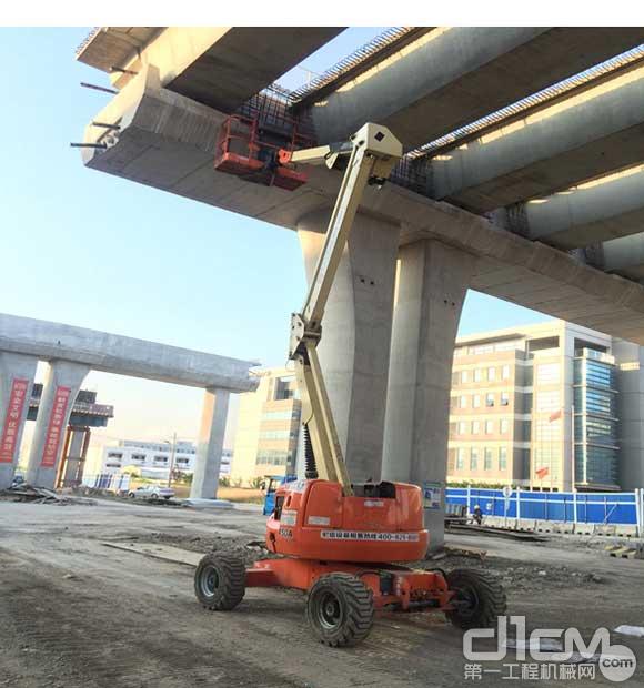 JLG-450A在虹梅南路高架建设工地上将施工人员运送到指定工作位置