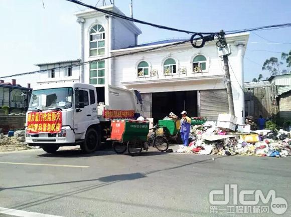 中联重科救援小分队在思明区协助转运生活垃圾