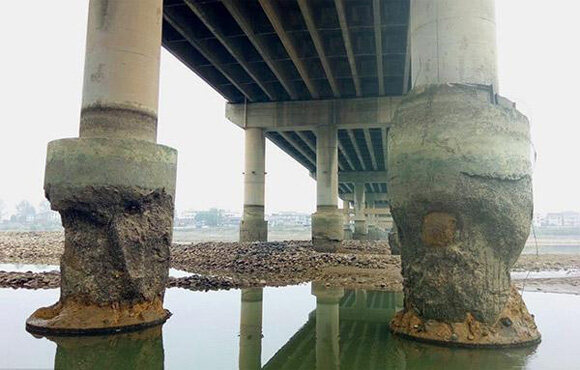 2016年10月15日，湖南省张家界市慈利县，澧水大桥桥墩桩基“伤痕累累”如遭“虫蛀”。