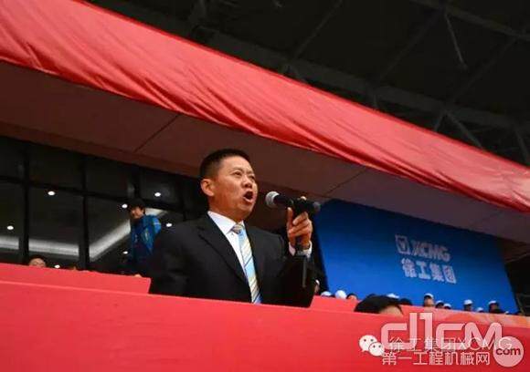 徐州市人大常委会副主任、市总工会主席束志明宣布徐工集团第九届职工运动会开幕。