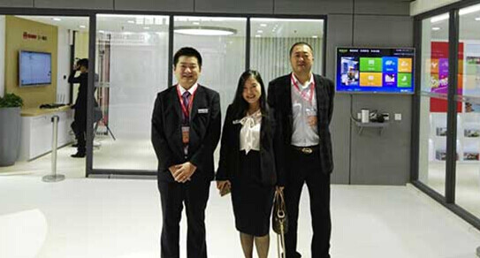 三一筑工市场总监蒋冰(中间)和合作企业长沙通球、新和创(右)代表合影