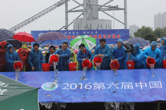 山东临工组织员工参加第六届中国•沂河放鱼节