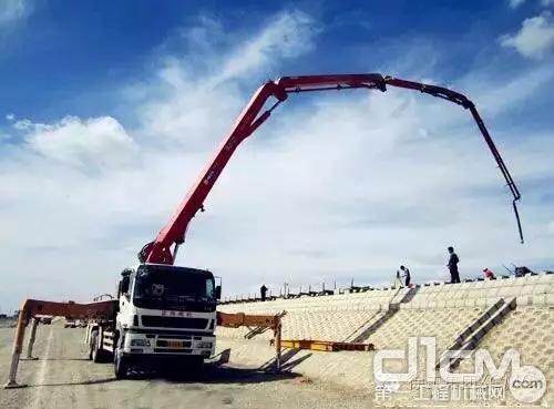 2012年徐工混凝土泵车效力“中国航天第一港”中国酒泉卫星发射中心敦煌营区工程的建设