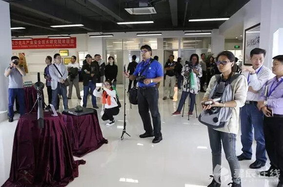 记者们聚焦湖南作为工业大省的智能成果与对接“一带一路”的实力（图片来源：星辰在线）