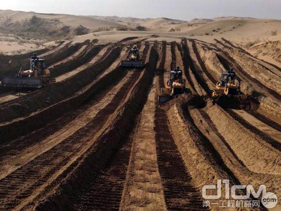 点沙成金——柳工助力中国沙漠光伏建设