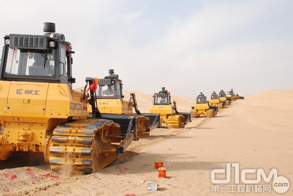 柳工B160CL助力中国沙漠光伏建设